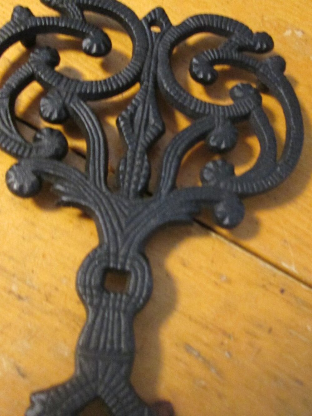 VTG 7IN CAST IRON TRIVET SIGNED JZH 1949 USA LIKE NEW